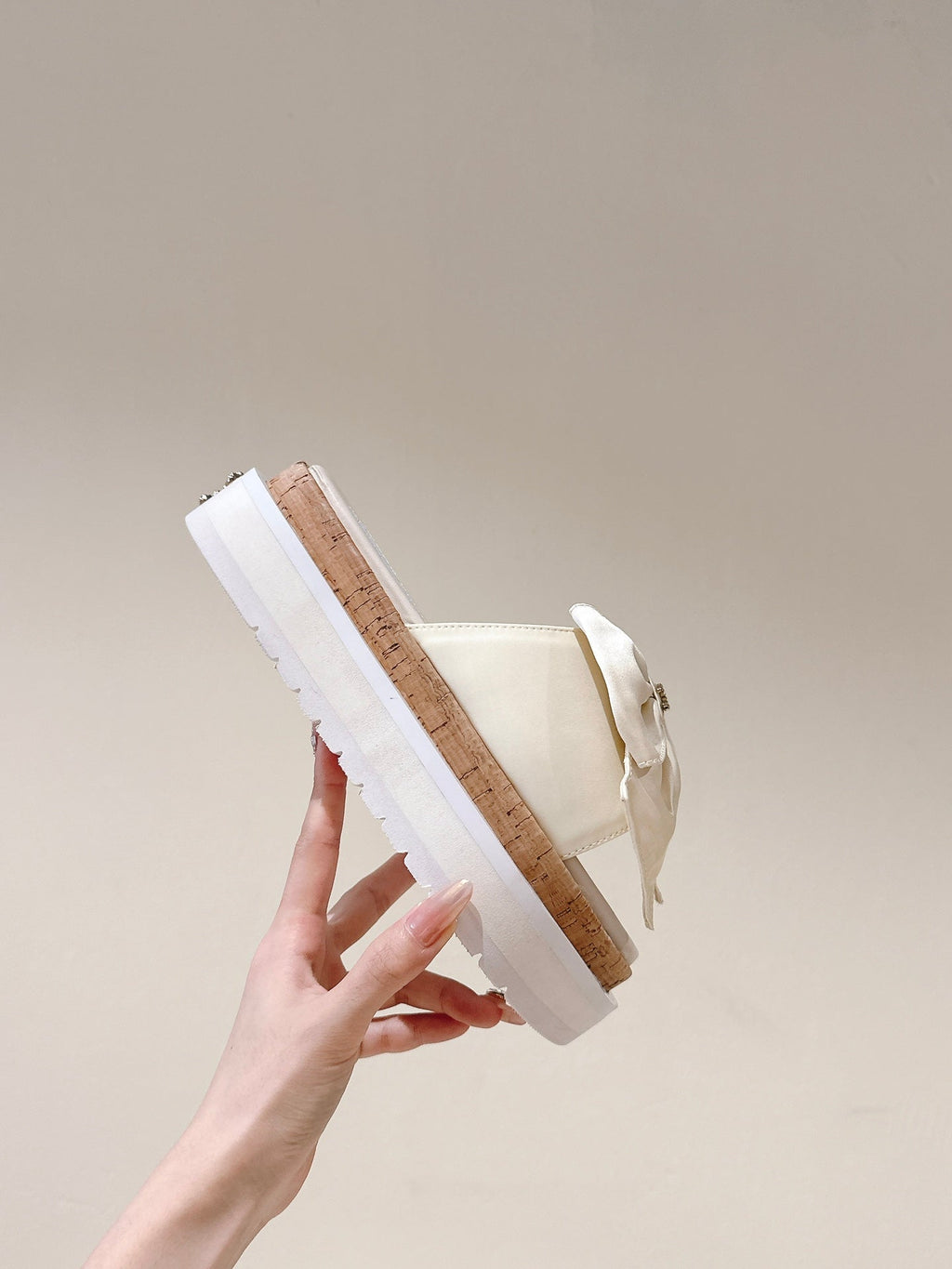 CC SLIPPERS WITH SILK BOW IN WHITE COWHIDE