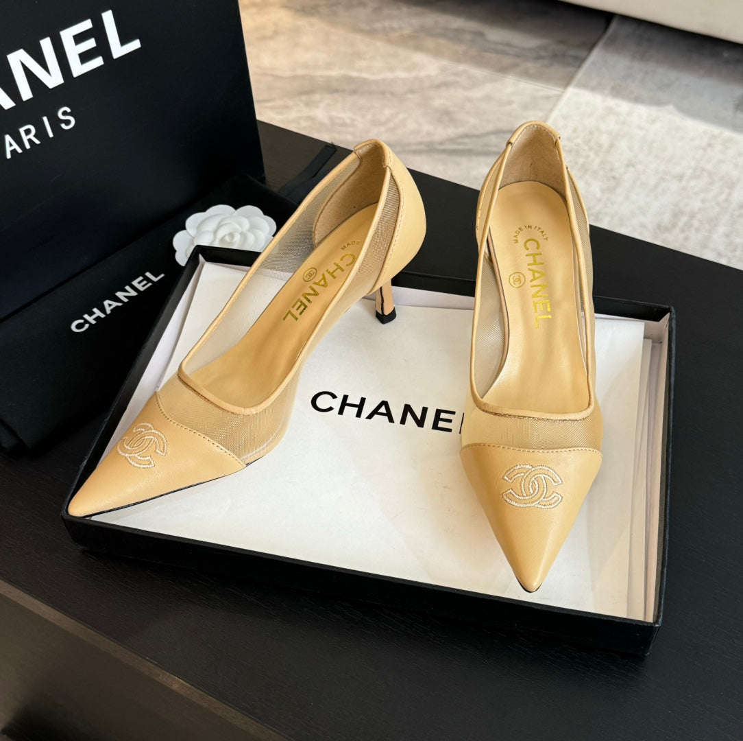 MESH LOGO HEELS IN BEIGE LAMBSKIN