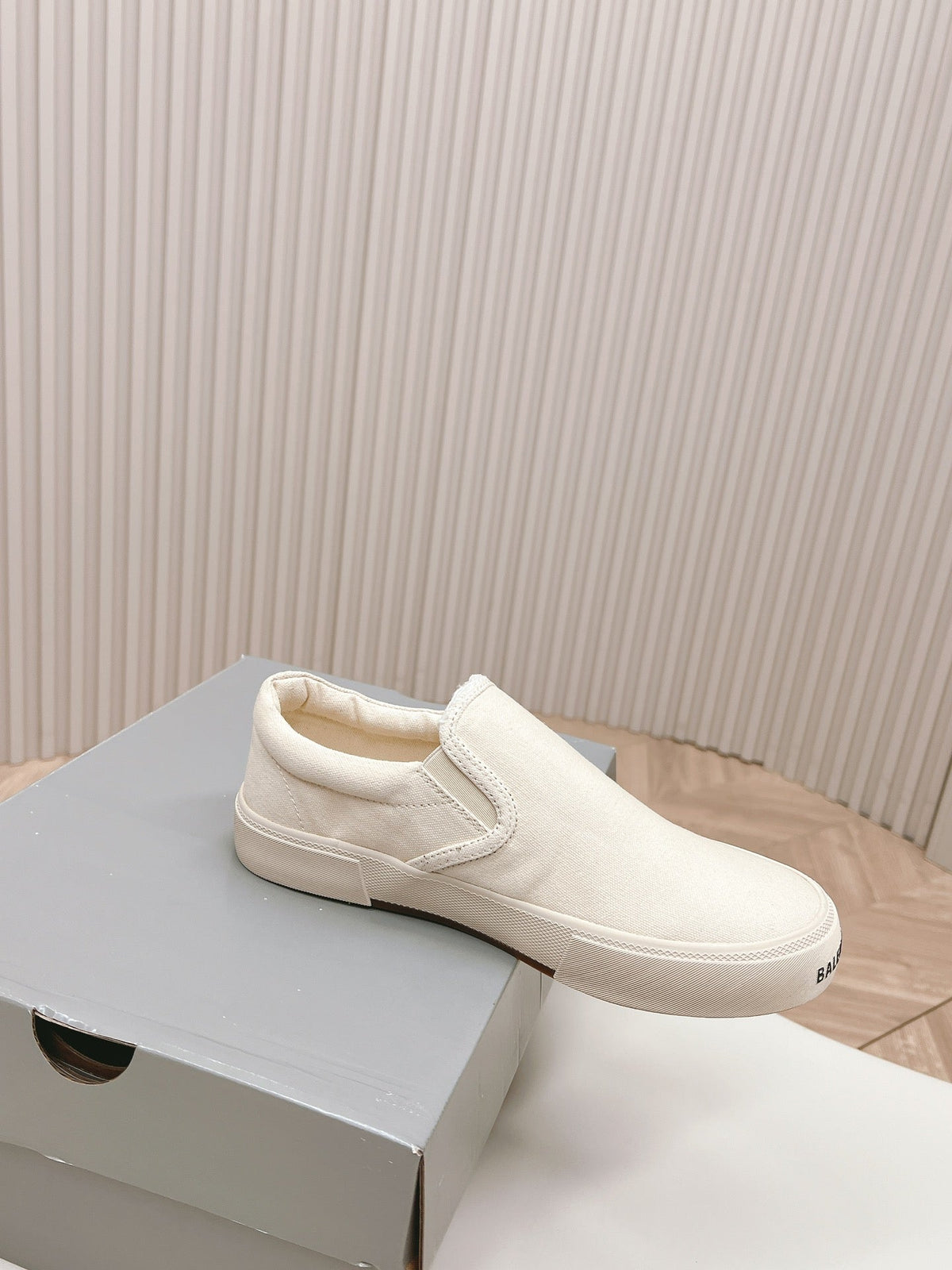 SLIP-ON SNEAKERS GRAFFITI IN WHITE CANVAS