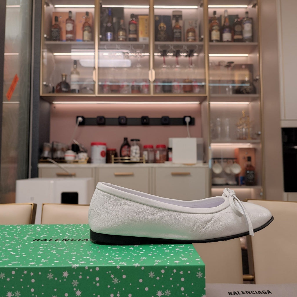 RHINESTONE BALLET FLATS WITH BOW IN WHITE WAX-OIL SHEEPSKIN